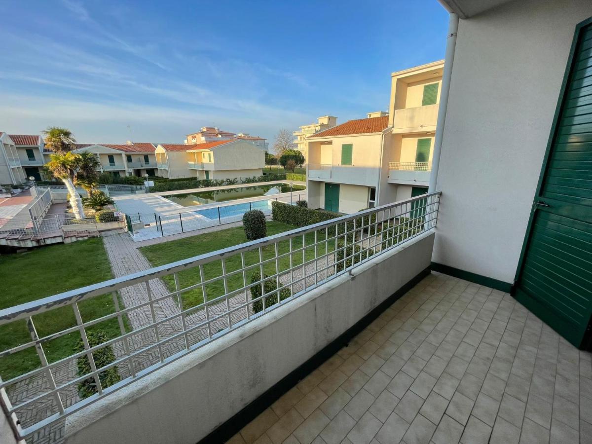 De Lux Swimming Pool, Parking, Garden