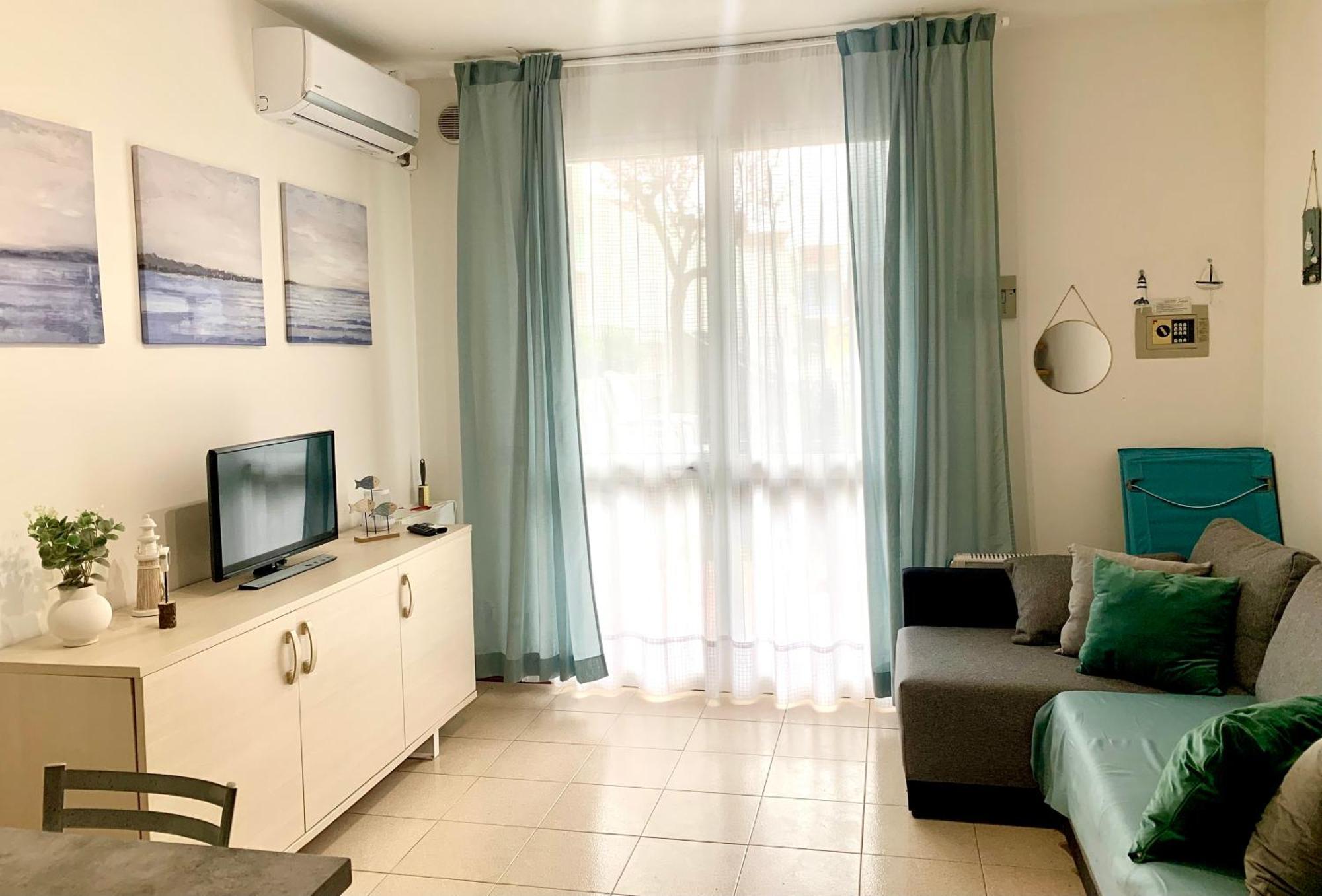De Lux Swimming Pool, Parking, Garden Apartment *