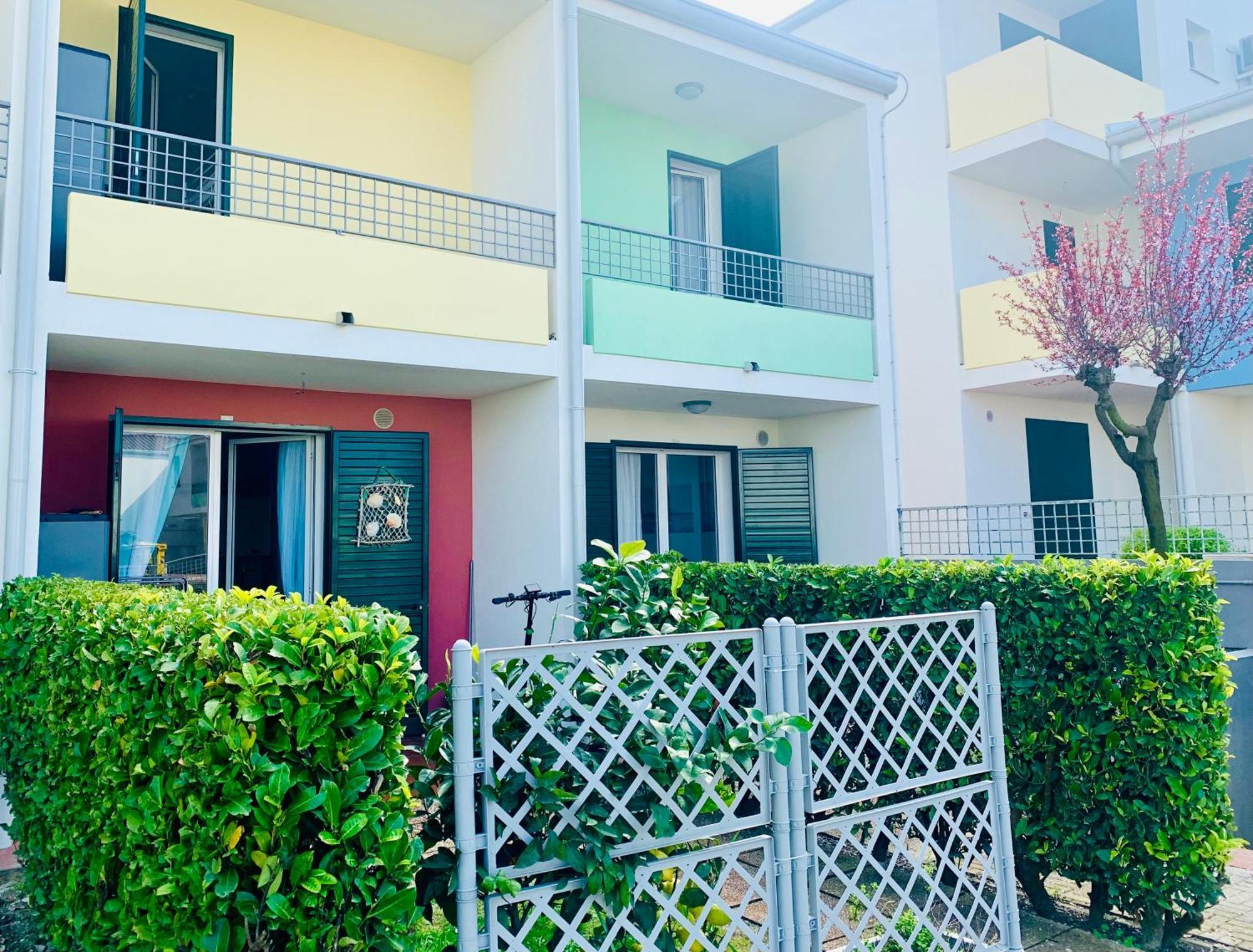 De Lux Swimming Pool, Parking, Garden