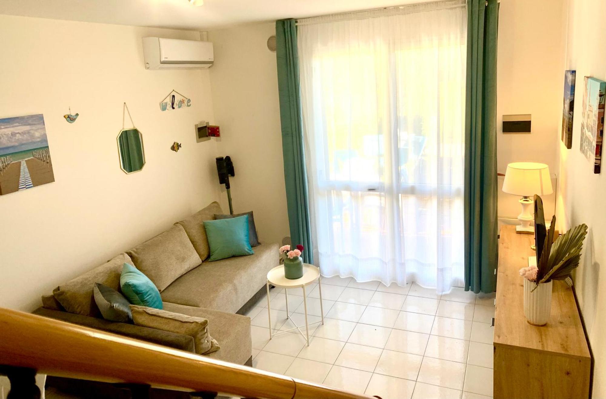 De Lux Swimming Pool, Parking, Garden