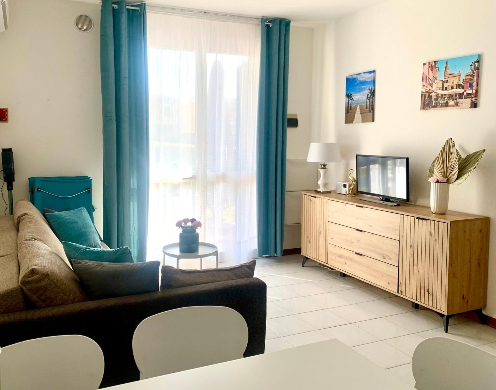 De Lux Swimming Pool, Parking, Garden